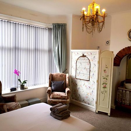 Sunset Guest House Ханстантон Экстерьер фото A bedroom at the Old Vicarage