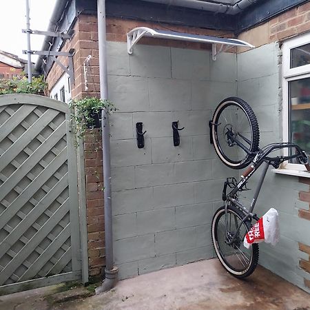 Sunset Guest House Ханстантон Экстерьер фото A bicycle shower